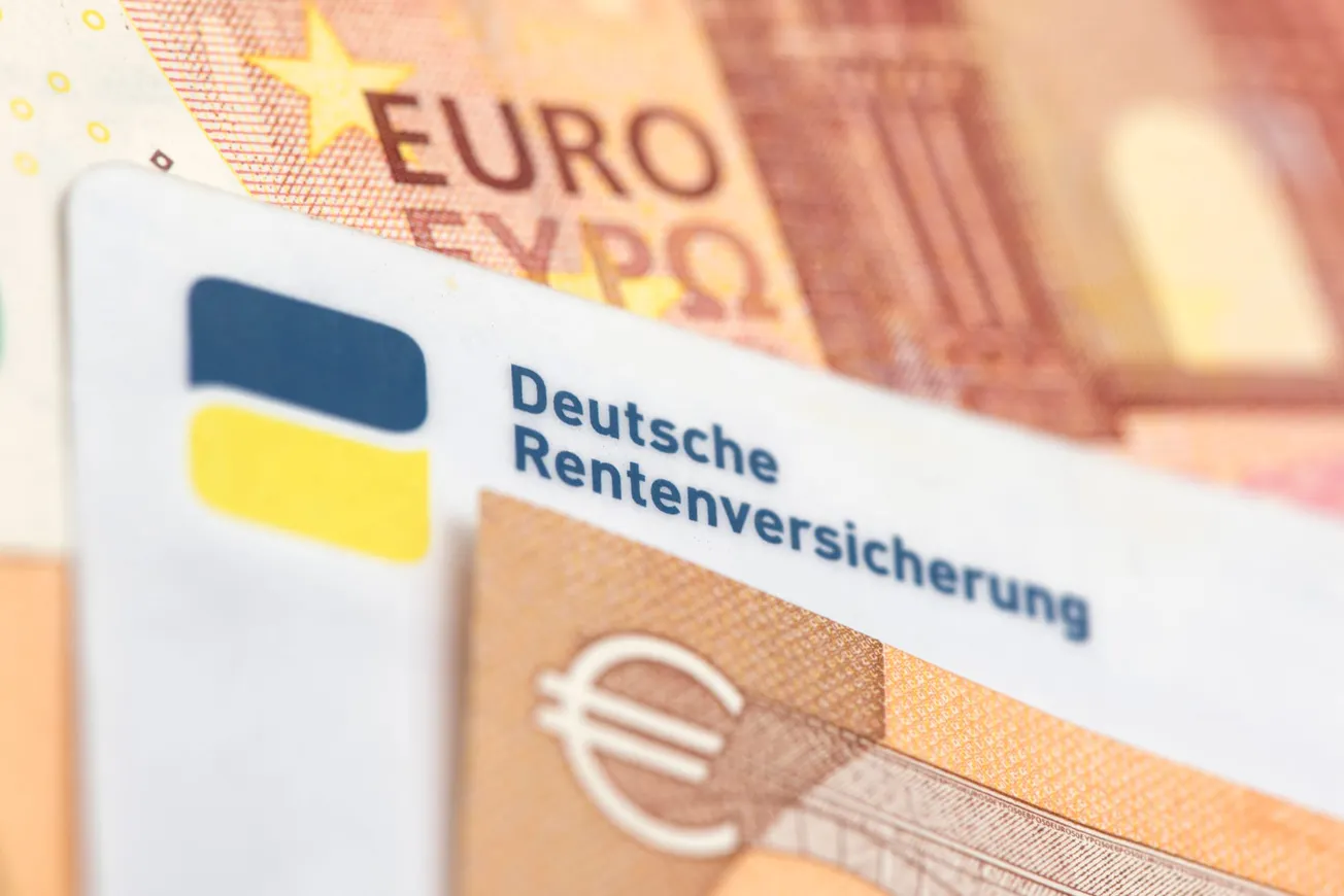 Euro-Scheine und Logo der Deutschen Rentenversicherung (Symbolbild). Credit: IMAGO/Wolfilser