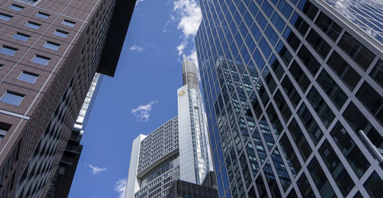 Bürokomplexe und Hochhäuser im Bankenviertel von Frankfurt am Main. Credit: IMAGO imagebroker