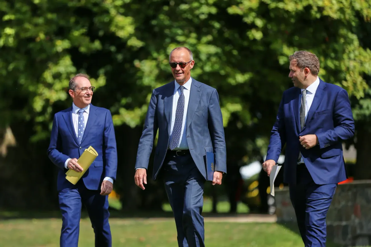 Bundesinnenminister Alexander Dobrindt (CSU, l-r), Bundeskanzler Friedrich Merz (CDU) und Bundesfinanzminister Lars Klingbeil (SPD) in Neuhardenberg. Credit: IMAGO/dts Nachrichtenagentur