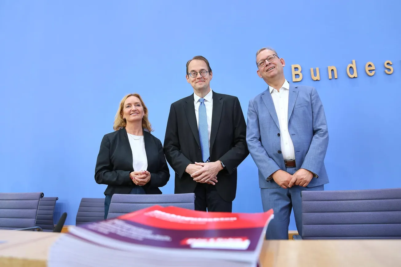 Caren Lay, Sprecherin für Mieten-, Bau- und Wohnungspolitik der Linksfraktion (l-r), Sören Pellmann, Vorsitzender der Linksfraktion und Thorsten Kingreen. Credit: IMAGO/dts Nachrichtenagentur