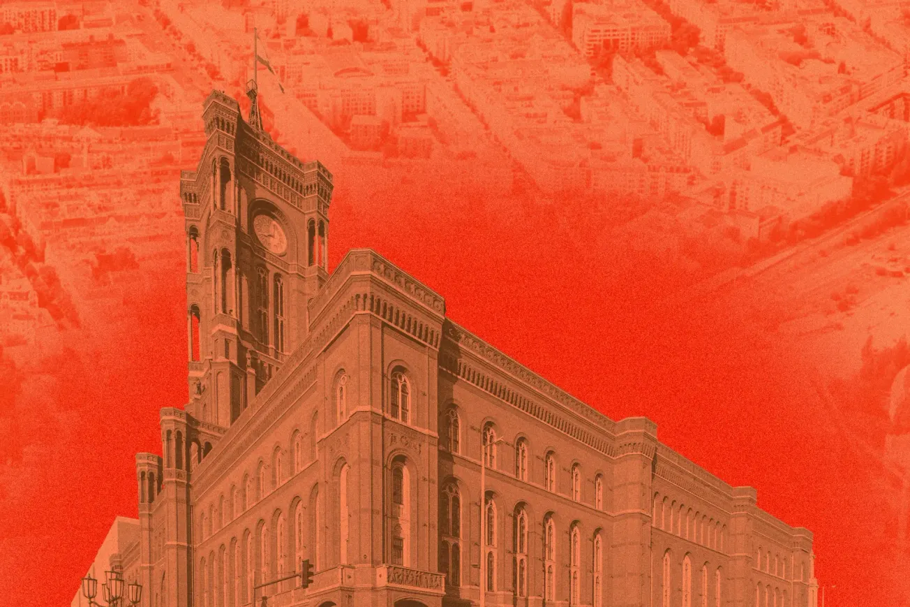 Berliner Rathaus im Vordergrund, im Hintergrund Vogelperspektive auf die Stadt. Collage: Surplus, Material: Wikimedian/Matti Blume, ArildV