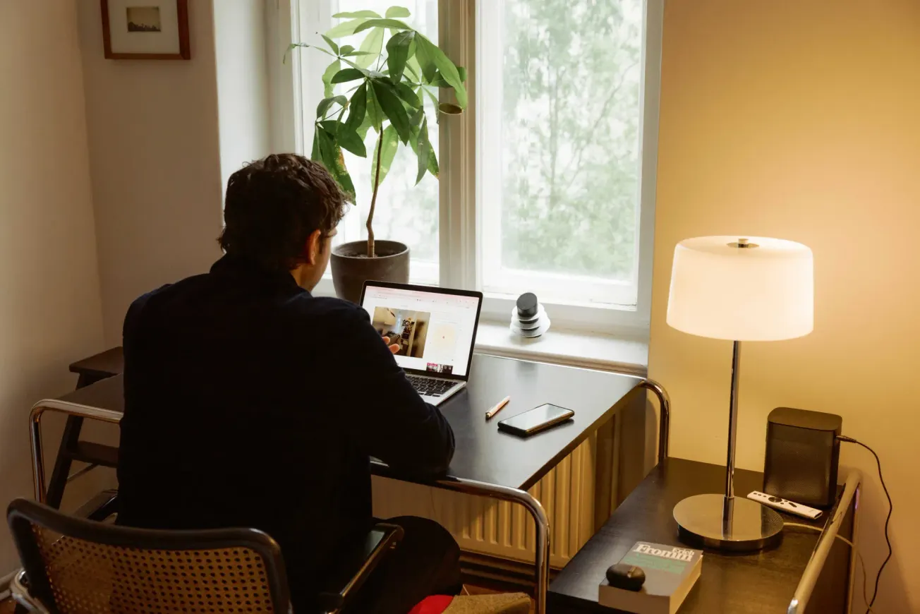 Der Autor sitzt am Schreibtisch und sucht eine Wohnung. Foto: Doro Zinn
