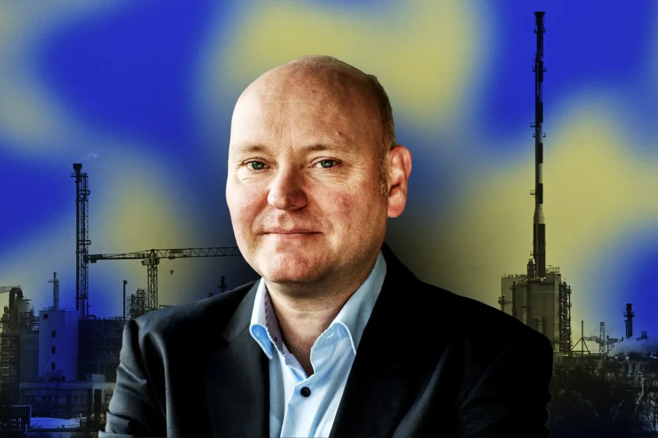 Collage. Im Vordergrund. Wirtschaftsweise Achim Truger, im Hintergrund: eine Fabrik in Ludwigshafen am Rhein.