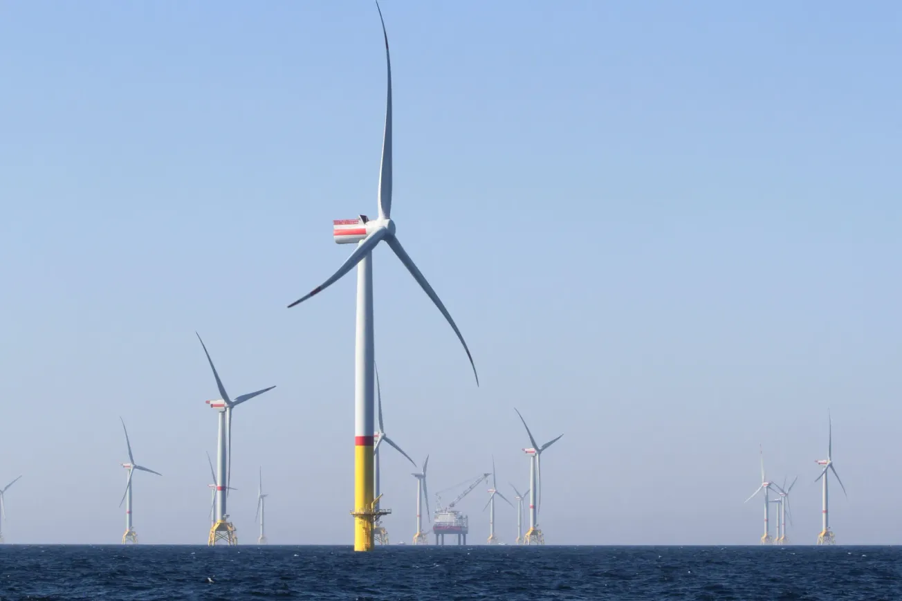 Windräder im Meer vor Rügen. Credit: IMAGO/BildFunkMV.