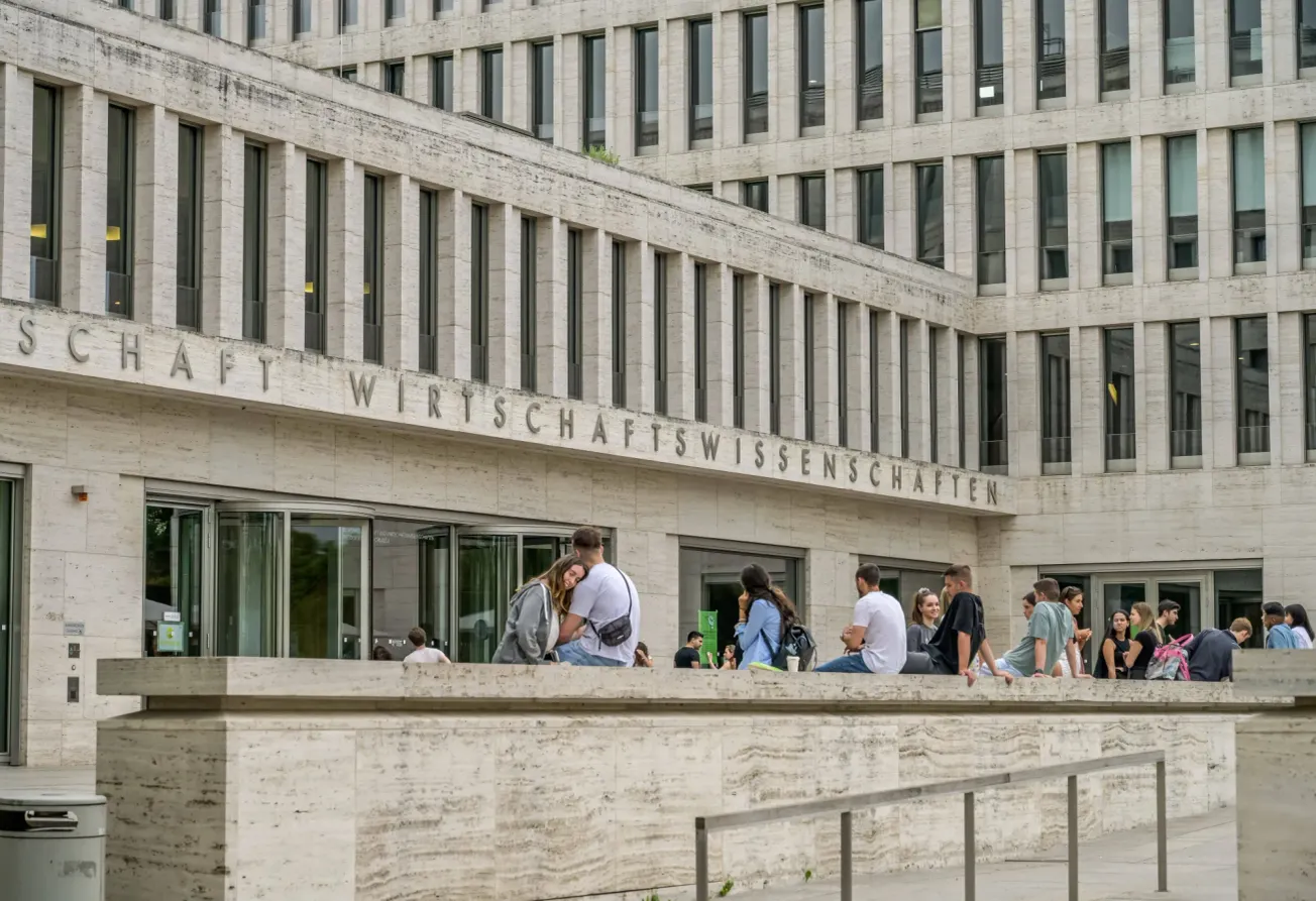 Fakultät für Wirtschaftswissenschaften in Frankfurt. Credit: IMAGO/Schöning.