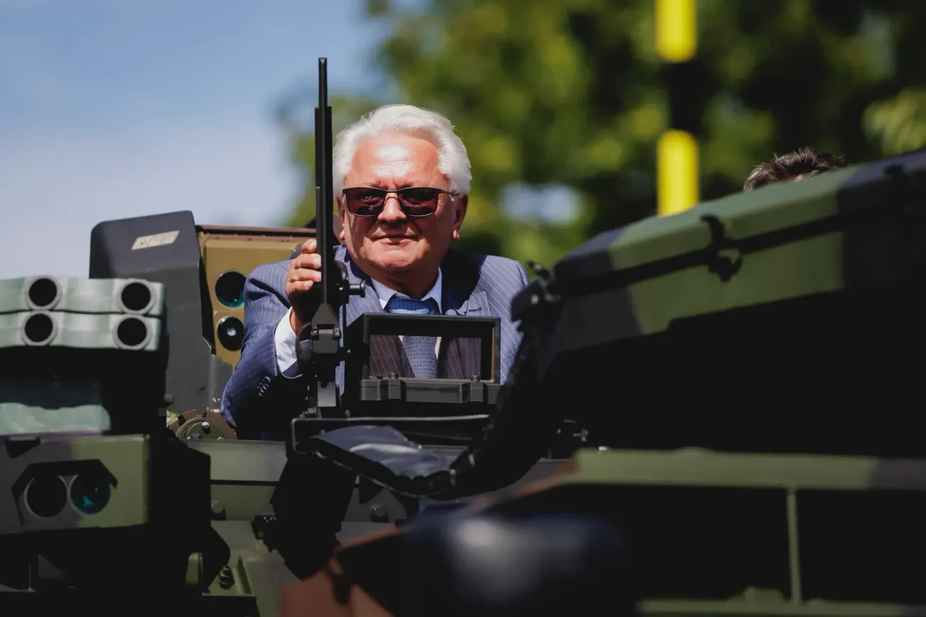 Rheinmetall-CEO und Großaktionär Armin Papperger bei einer Fahrt in einem Panzer. Credit: IMAGO/photothek.