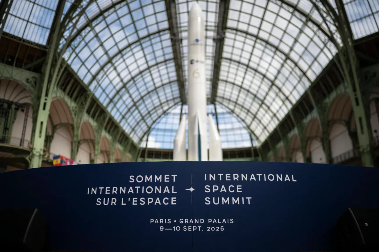 Schild mit der Aufschrift »International Space Summit« vor einer Rakete im Grand Palais, Paris. Credit: IMAGO/ABACAPRESS