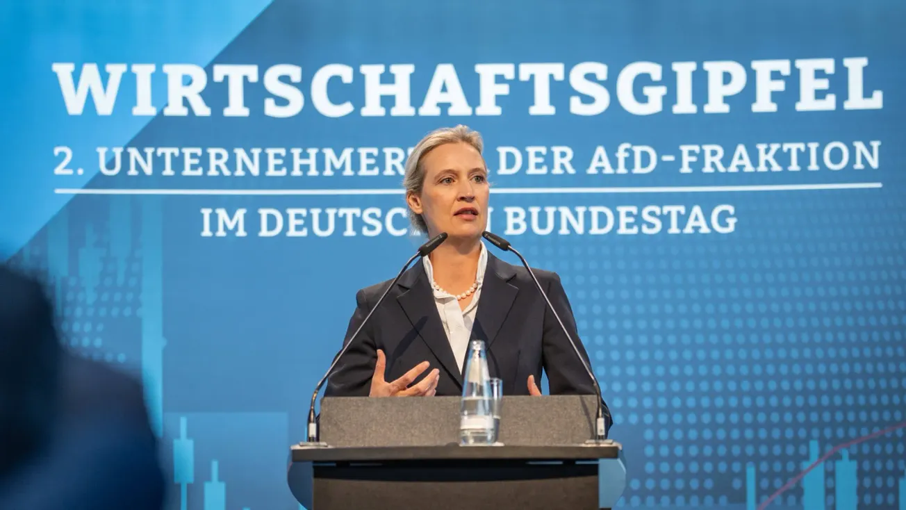 Alice Weidel hält einen Redebeitrag beim Wirtschaftsgipfel der AfD-Fraktion im Bundestag. Credit: IMAGO/Chris Emil Janßen.