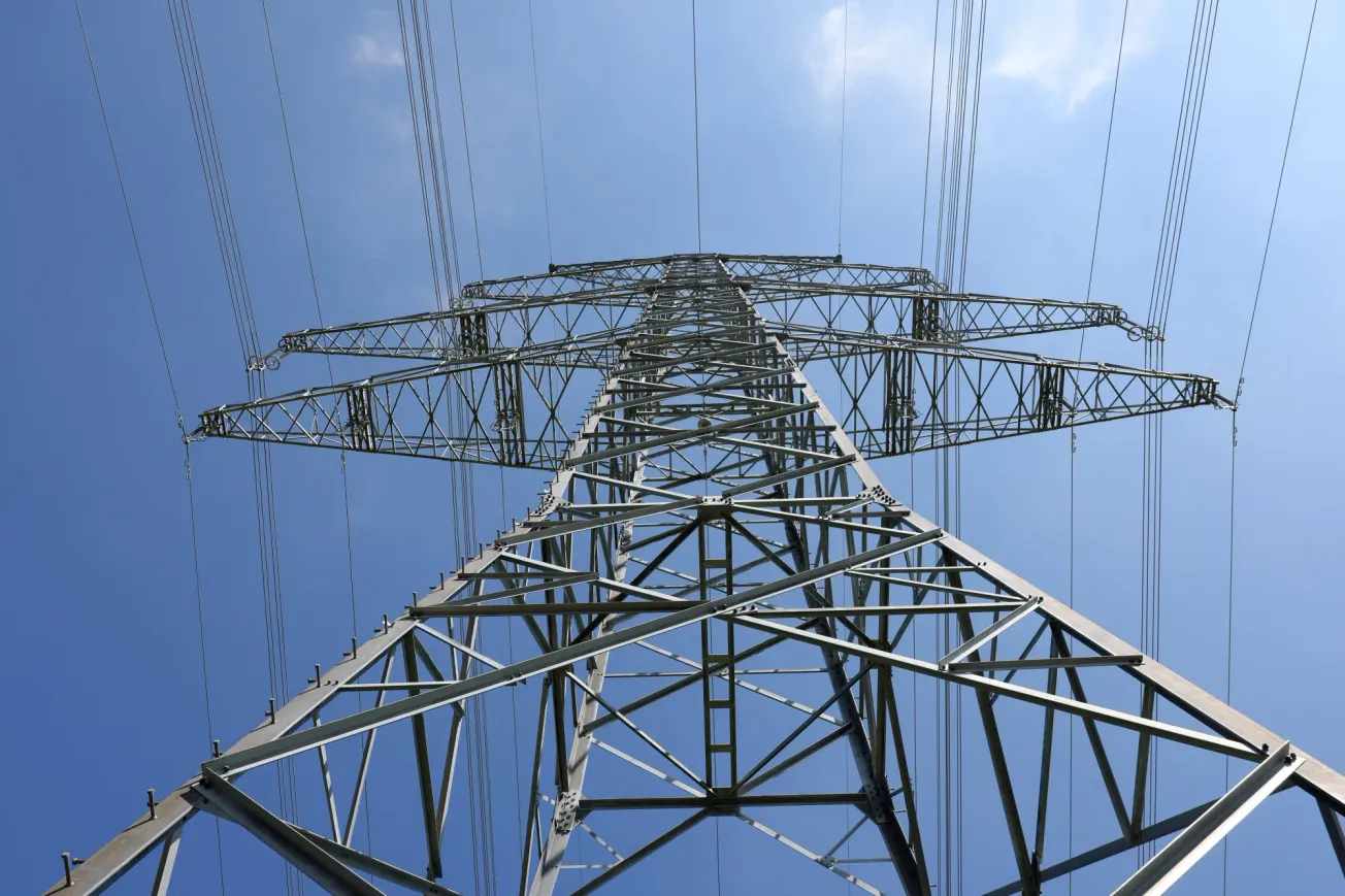 Ein Strommast vor blauem Himmel. Credit: IMAGO/Rene Traut