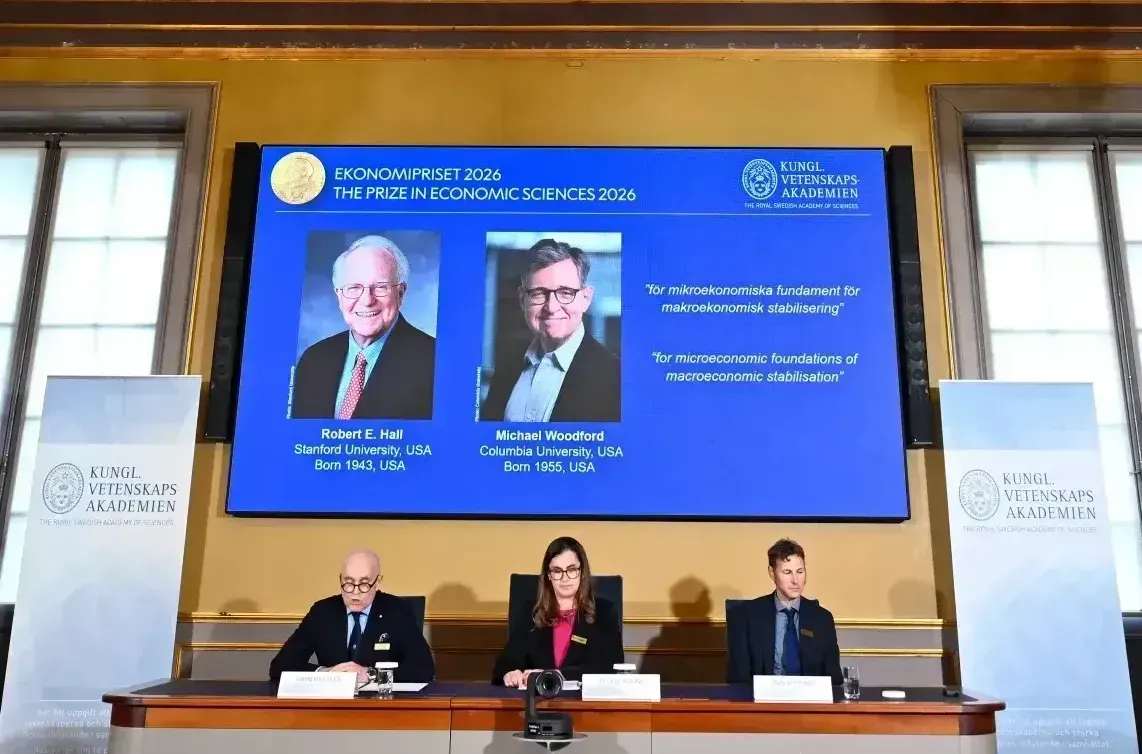 Eine Präsentation der Schwedischen Akademie der Wissenschaft zeigt die beiden diesjährigen Wirtschaftsnobelpreisträger Hall und Woodword.  Credit: IMAGO/TT