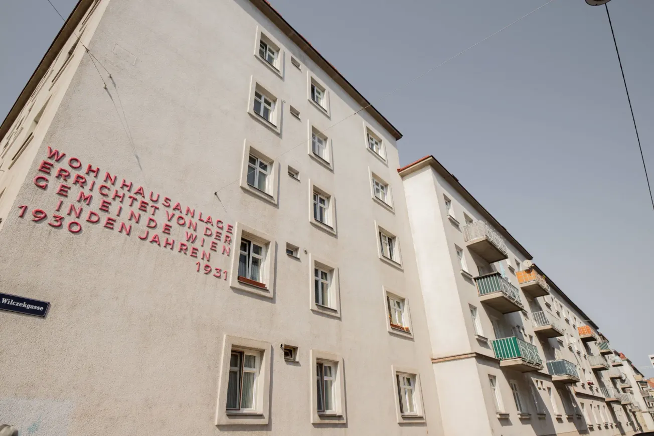 Eine Wohnhausanlage, die von der Gemeinde Wien in den Jahren 1930 und 1931 errichtet wurde. Credit: IMAGO / photosteinmaurer.com