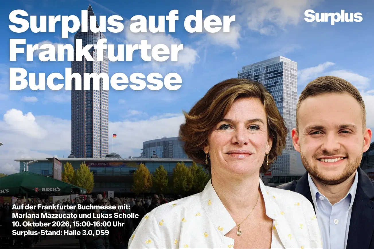 Mariana Mazzucato und Lukas Scholle im Vordergrund, im Hintergrund Foto von der Frankfurter Buchmesse. Collage: Surplus, Material: Tania/contrasto/laif, IMAGO/Kessler-Sportfotografie