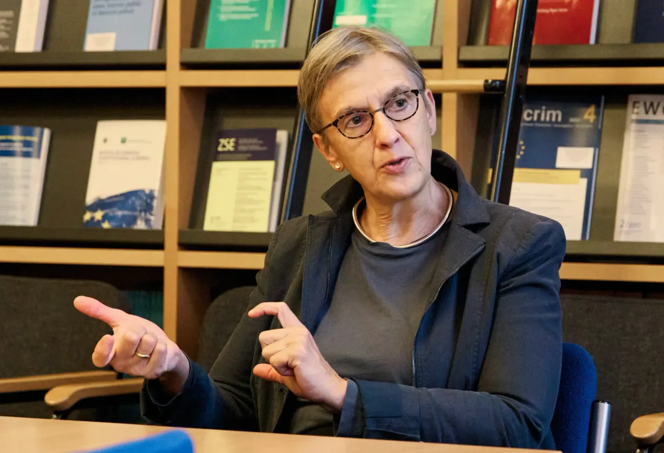 Die Juristin Katharina Pistor erläutert mit ausdrucksstarker Gestik ihre Gedanken gegenüber Surplus. Credit: Samia Rachel
