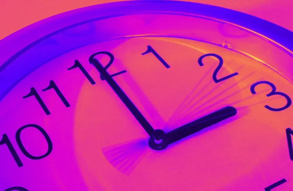 Nahaufnahme einer Uhr, deren Zeiger sich drehen (Symbolbild). Credit: IMAGO/Herrmann Agenturfoto