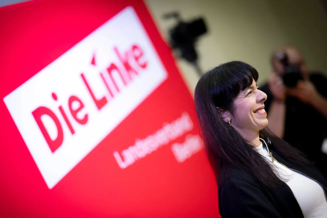 Elif Eralp vor einem Linken-Plakat. Credit: IMAGO/IPON