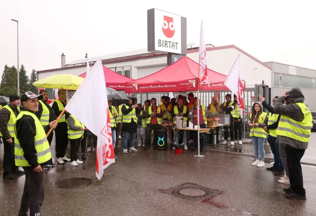 Beschäftigte gehen in historischen »Döner-Streik« in Großfabrik