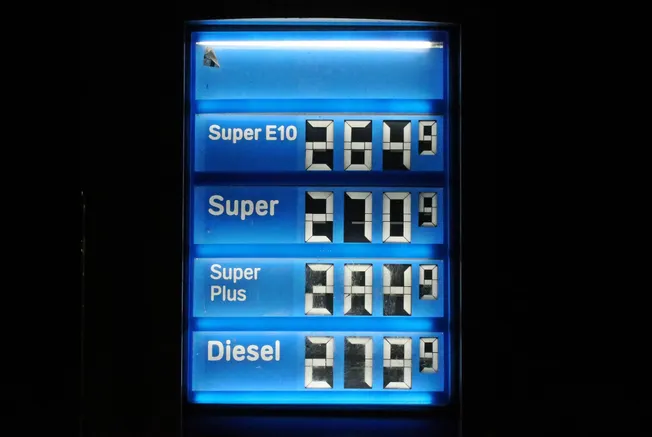 Tafel einer Tankstelle mit hohen Spritpreisen. Credit: IMAGO/SNS UG