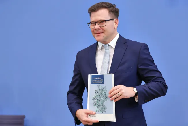 Bundesumweltminister Carsten Schneider (SPD) hat das neue Klimaschutzprogramm bei der Bundespressekonferenz vorgestellt. Credit: IMAGO/dts Nachrichtenagentur