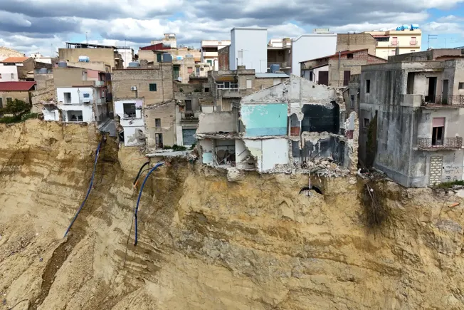 Schäden an Häusern in Niscemi in Sizilien nach einem Erdrutsch. Credit: IMAGO/Anadolu Agency