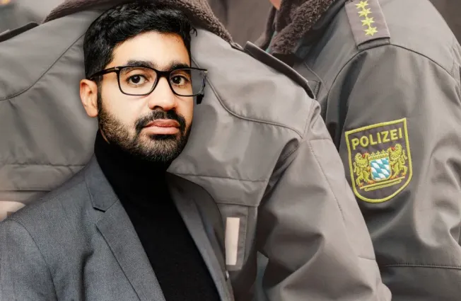 Mohamed Amjahid im Portrait mit Polizisten im Hintergrund. Collage: Surplus, Material: Andreas Hornoff, IMAGO/Bihlmayerfotografie