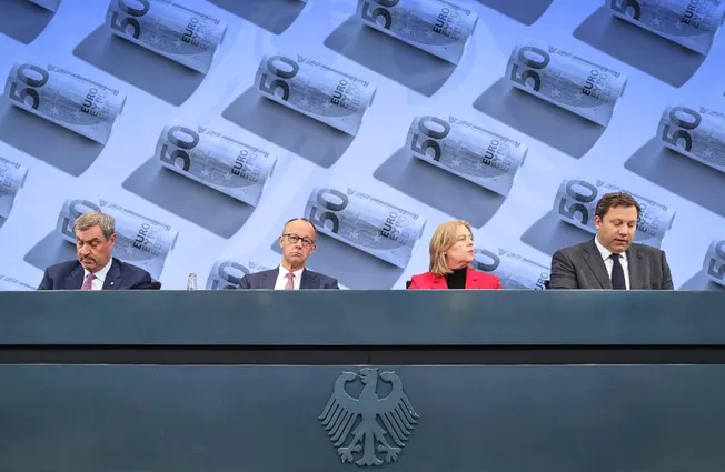 Markus Söder (CSU), Friedrich Merz (CDU), Bärbel Bas (SPD) und Lars Klingbeil (SPD) in einer Pressekonferenz. Collage: Surplus, Material: IMAGO/dts Nachrichtenagentur/Westend61