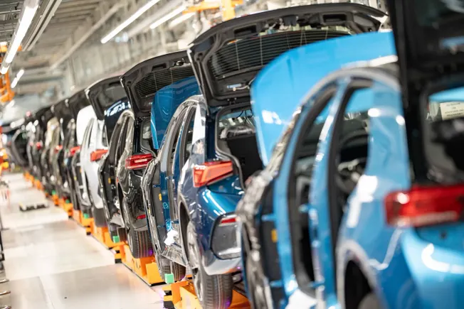 Blick in eine Produktionshalle mit Produktionslinie im Volkswagen-Werk Zwickau (Symbolbild). Credit: IMAGO/Chris Emil Janßen