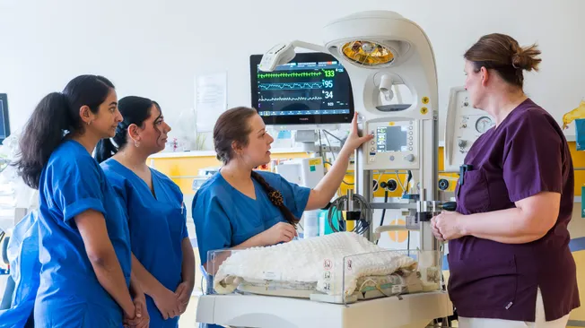 Vier Krankenpflegerinnen in einer Klinik für Kinder. Credit: IMAGO/Funke Foto Services