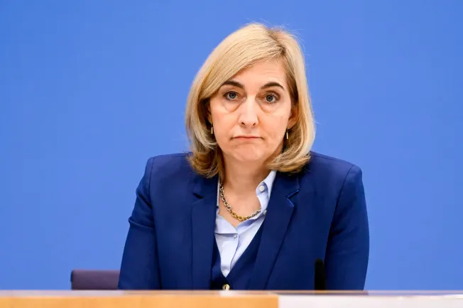 Gesundheitsministerin Nina Warken (CDU) in der Bundespressekonferenz. Credit: IMAGO/BREUEL-BILD