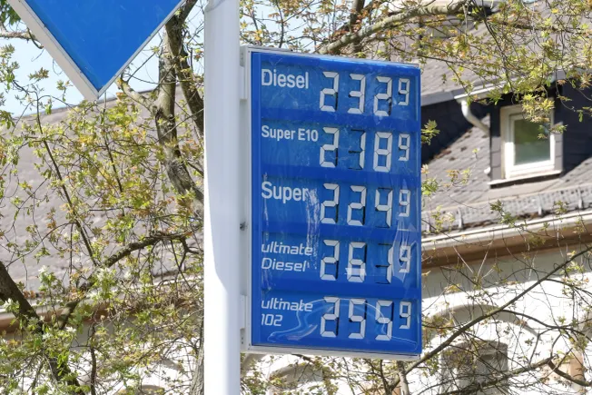 Anzeige einer Tankstelle mit hohen Spritpreisen (Symbolbild). Credit: IMAGO/Rene Traut