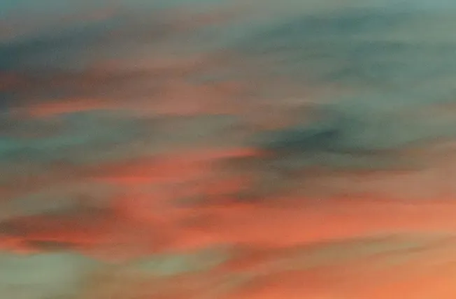 Ein Himmel mit rötlich gefärbten Wolken. Credit: Jason Leung/Unsplash