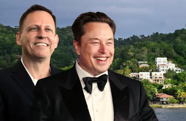 Peter Thiel (l) und Elon Musk (r) im Vordergrund, im Hintergrund die Privatstadt »Próspera«. Collage: Surplus, Material: IMAGO/ZUMA Press Wire/Image Press Agency/ZUMA Press Wire
