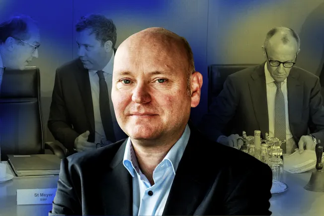 Achim Truger im Vordergrund, im Hintergrund Alexander Dobrindt (CSU), Lars Klingbeil (SPD) und Friedrich Merz (CDU) bei einer Klausur. Collage: Surplus Material: IMAGO/Metodi Popow