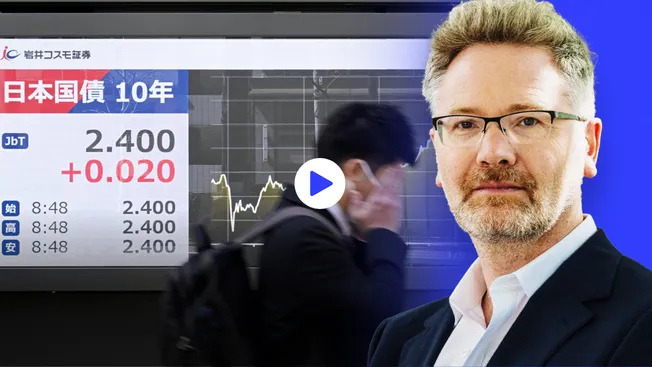 Im Vordergrund Adam Tooze, im Hintergrund läuft ein Mann in Japan ein einer Anzeige mit steigendeCollage: Surplus, Material: picture alliance/Ger Harley/EdinburghElitemedia, IMAGO/Kyodo News