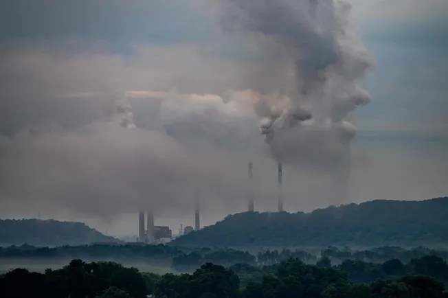Rauch steigt auf aus Industrieschornsteinen (Symbolbild). Credit: IMAGO/NurPhoto