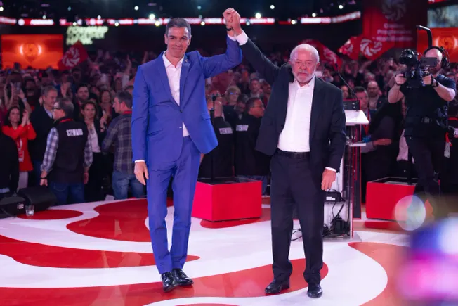 Luiz Inácio Lula da Silva, Präsident von Brasilien, zusammen mit Pedro Sánchez, Ministerpräsident von Spanien, bei der Global Progressive Mobilisation in Madrid, Spanien. 