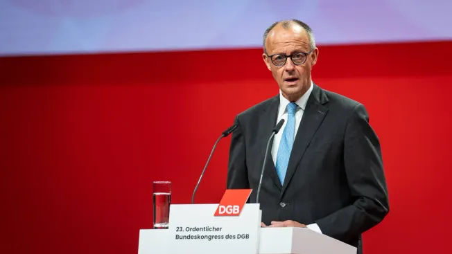 Bundeskanzler Friedrich Merz spricht auf dem Bundeskongress des DGB in Berlin. Credit: IMAGO/Chris Emil Janßen