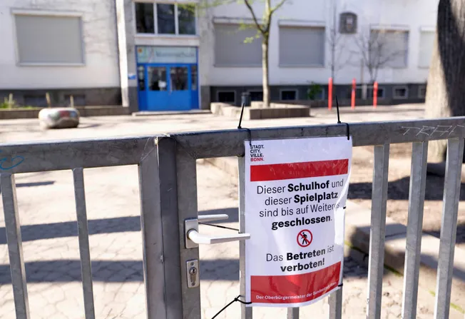 Ein Schild am Eingang eines Schulhofes mit dem Hinweis, das dieser bis auf Weiteres geschlossen bleibt. Credit: IMAGO/Rainer Unkel.