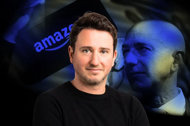 Gabriel Zucman in Vordergrund, im Hintergrund Jeff Bezos und das Amazon-Logo. Collage: Surplus, Material: IMAGO/Anadolu Agency