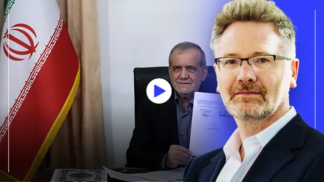 Im Vordergrund Adam Tooze, im Hintergrund der iranische Präsident. Collage: Surplus, Material: picture alliance/Ger Harley/EdinburghElitemedia, IMAGO/UPI Photo