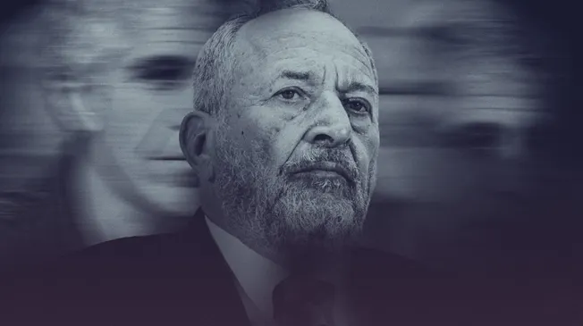 Larry Summers im Vordergrund, im Hintergrund verschwommen Jeffrey Epstein. Collage: Surplus, Material: IMAGO/ZUMA Press Wire