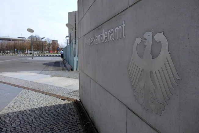 Die Einfahrt des Bundeskanzleramts, wo sich am Mittwoch die Spitzen von Regierung, Arbeitgebern und Gewerkschaften treffen werden. ACredit: IMAGO/Steinach