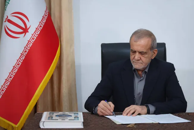 Irans Präsident Masoud Pezeshkian unterzeichnet ein Dokument. Credit: IMAGO/ZUMA Press Wire.