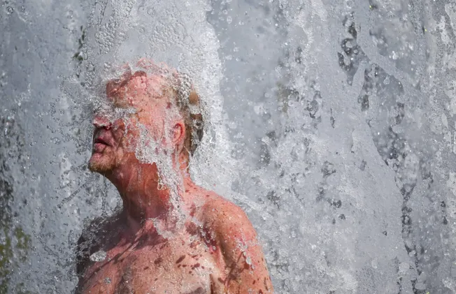 Mann in einem Brunnen. Credit: IMAGO/Anadolu Agency
