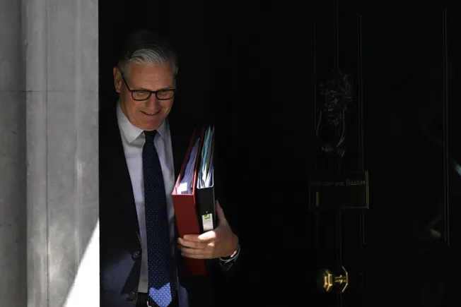 Keir Starmer verlässt die Downing Street. Credit: IMAGO/Anadolu Agency