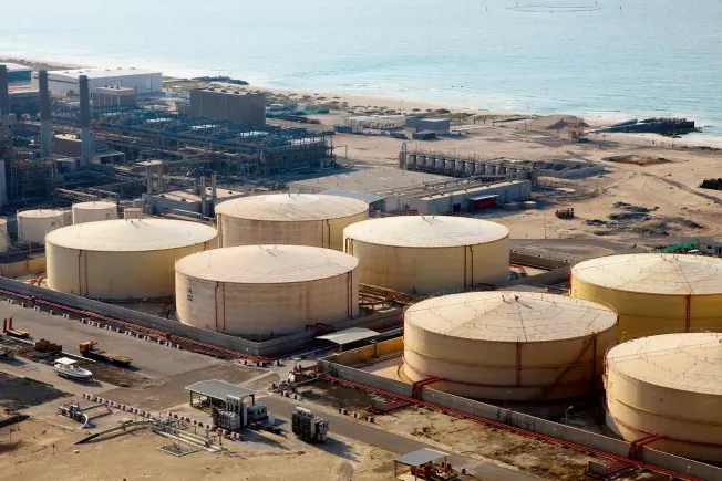 Lagertanks im Hafen von Dubai. Credit: MAGO / Panthermedia