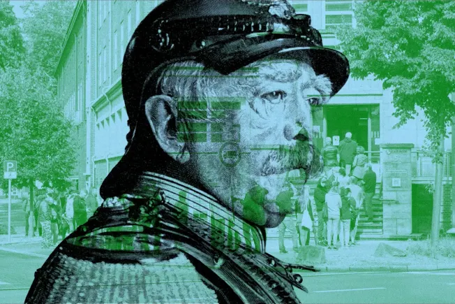 Bildbeschreibung: Das Konterfei von Bismarck vor einer Schlange, die sich vor einem Amtsgebäude bildet.