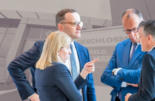 Nina Warken, Jens Spahn, Thorsten Frei und Friedrich Merz, im Hintergrund Protest am Bethanien Krankenhaus in Moers. Collage: Surplus, Material: IMAGO/Mike Schmidt/Funke Foto Services