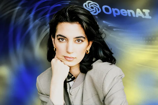 Aya Jaff im Vordergrund, im Hintergrund das Logo von OpenAI. Collage: Surplus, Material: Credit: SebastianLock, IMAGO/NurPhoto