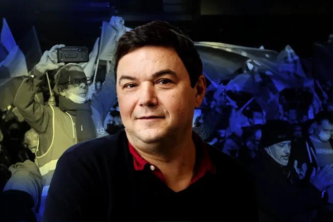 Thomas Piketty im Vordergrund, im Hintergrund Proteste. Collage: Surplus, Material: IMAGO/El Mundo/IP3press