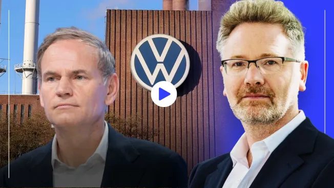 Collage mit VW-Chef Oliver Blume, der VW-Zentrale in Wolfsburg und Adam Tooze. Collage: Surplus, Material: picture alliance/Ger Harley/EdinburghElitemedia, IMAGO/Sven Simon/DeFodi